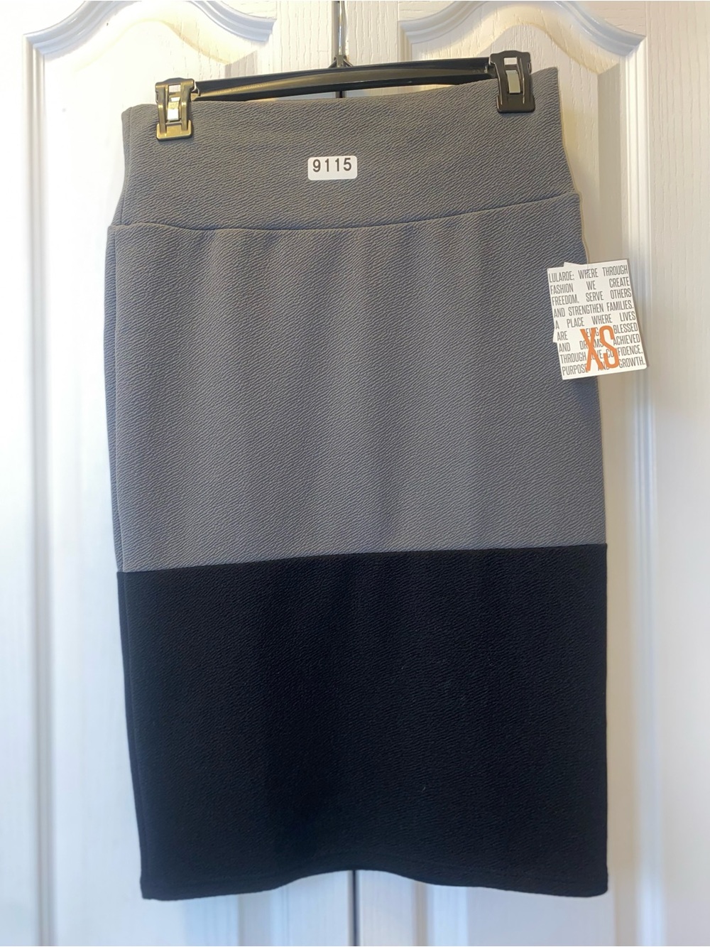 9115 - LuLaRoe Extra Small Cassie Skirt NWT